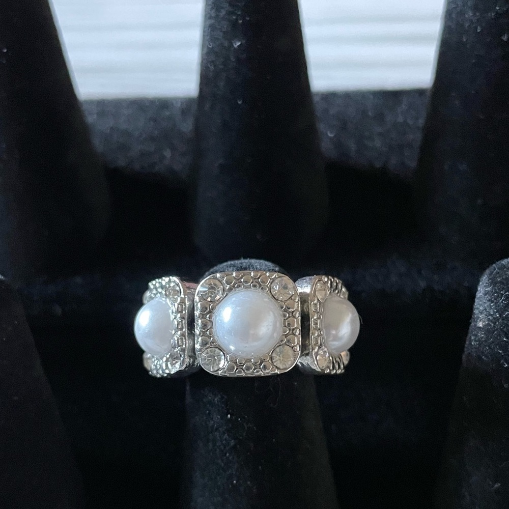 Rhinestone stretchy ring with white faux Pearl